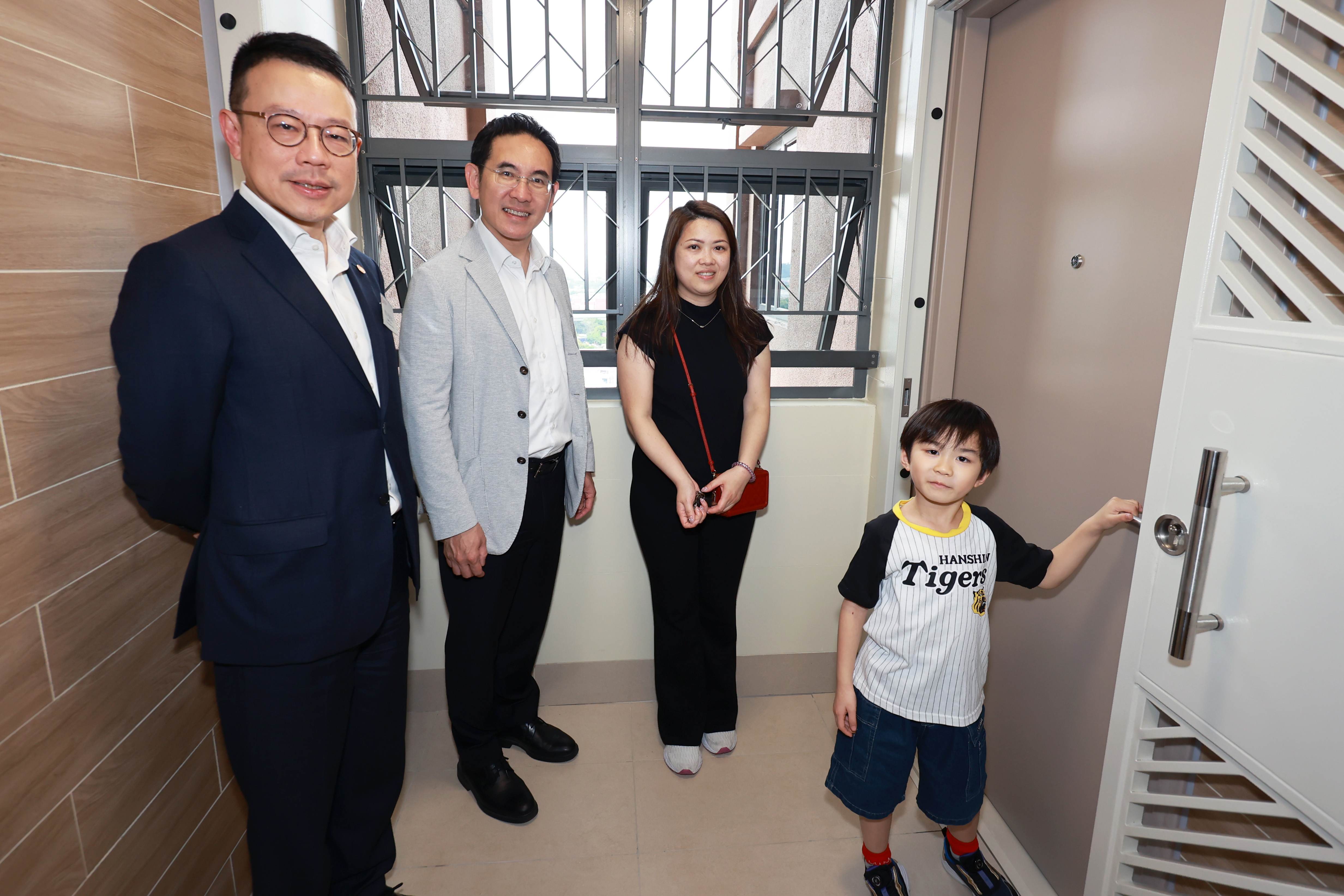 房协行政总裁陈钦勉(左一)与发展局副局长林智文(左二)一同恭贺「乐翘楼1座」首位住户吴太(左三)新居入伙。