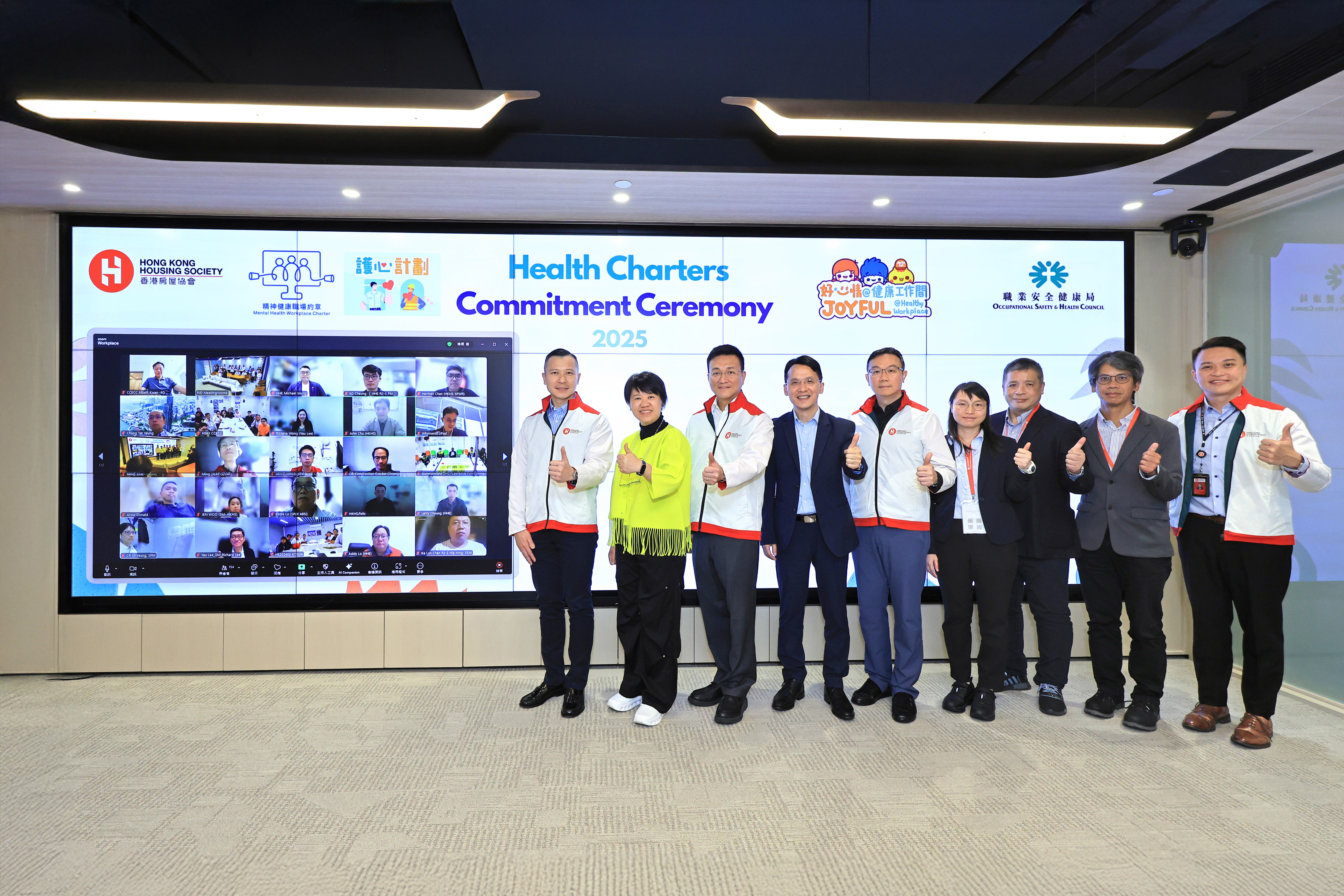 房協助理總監（項目管理）黃偉業、職業安全健康局總幹事游雯、房協總監（項目策劃及管理）張冠華、職業安全健康局首席顧問楊冠全博士及房協總經理（技術統籌及支援）李嘉俊，與房協工程承建商代表(包括線上嘉賓)合照。