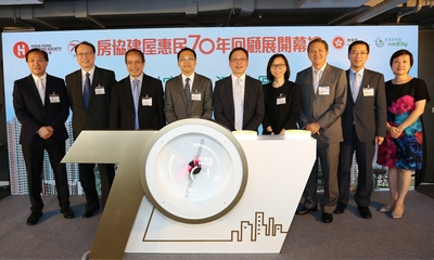 HKHS Chief Executive Officer Wong Kit-loong (centre), Senior Curriculum Development Officer (Liberal Studies) of Education Bureau Charles Chow (4th from the left), Senior Development Manager of HKEdCity Ling Hung (4th from the right), Honorary Adviser to 