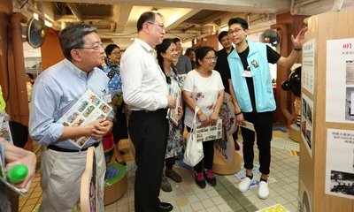 葉錦誠總監陪同其他主禮嘉賓參觀明華大廈的圖片展
