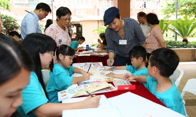 Children participate in the workshop to tell their fun stories at estates through drawing