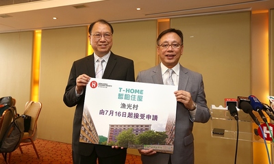 房協行政總裁黃傑龍（右）及總監（物業管理）葉錦誠（左）宣布在轄下漁光村推出「暫租住屋」過渡性房屋計劃