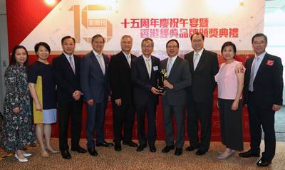 HKHS Chairman Walter Chan (5th from the right), Vice-Chairman Ling Kar-kan (6th from the right) and CEO Wong Kit-loong (4th from the right) share the cheerful moment with staff.