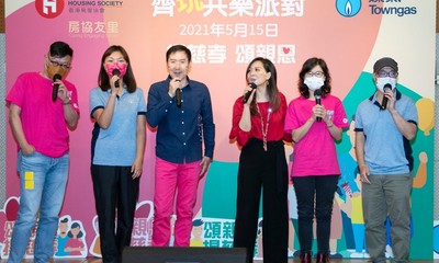 Led by guest performers Mr Lee Man-bill (3rd from left) and Ms Woo Ying-man (3rd from right), participants joined in a song to express their warm gratitude for parents. 