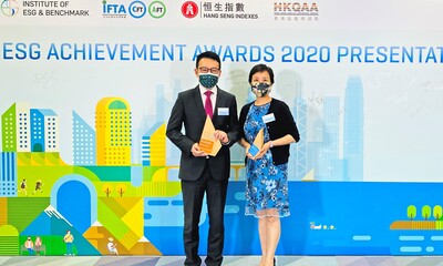 房協行政總裁陳欽勉與企業傳訊總監梁綺蓮在「環境、社會及企業管治成就2020大獎」頒獎禮上喜獲獎項。