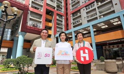 Founder of the “Arts in the aiR” campaign Tung Tsz-ching (middle), HKHS Corporate Communications Director Pamela Leung (right), and HTHKH Executive Director and CEO Kenny Koo (left) kick start the Art Tech campaign.