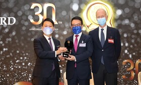 Dr YK Pang, GBS, JP (left), Chairman of the Hong Kong Management Association, presented the Excellence Award of 2021 HKMA Quality Award to HKHS Chief Executive Officer James Chan (middle).