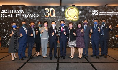 HKHS Chief Executive Officer James Chan (sixth from right) shares with team the joy of winning the award at the “2021 HKMA Quality Award” presentation ceremony.
