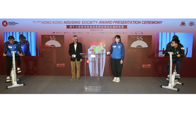 At the ceremony, HKHS Chairman Walter Chan (second from left) and Yu Chui-yee (second from right) hosted a bike race participated by Lee Wai-sze (first from left) and a member of the HS Academy Alumni Club (first from right).