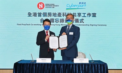 HKHS Chief Executive Officer James Chan (left) and Cyberport Chief Executive Officer Peter Yan (right) signed the MOU to set up the first PropTech co-working space in Hong Kong. 