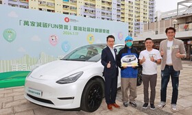 房协行政总裁陈钦勉（左一）、库瓦公司行政总裁林忠泽（右二）及减碳达人袁文杰（右一）向减碳成绩最高的乙明邨居民霍先生（左二）颁发终极大奖电动车。