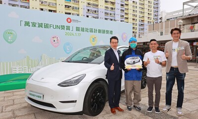 HKHS CEO James Chan (first from left), Negawatt Utility Ltd CEO Arthur Lam (second from right) and Go Green Ambassador Andrew Yuen (first of the right) presented the grand prize of an electric car to Jat Min Chuen resident Mr Fok (second from left).