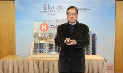 HKHS Acting Director (Development and Marketing) Oliver Law conducted balloting for the Subsidised Sale Flats project “Hemma Amber”.