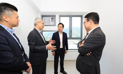 （備註7）房協主席凌嘉勤教授（左二）及行政總裁陳欽勉（右一），與發展局副局長林智文（右二）視察情況。