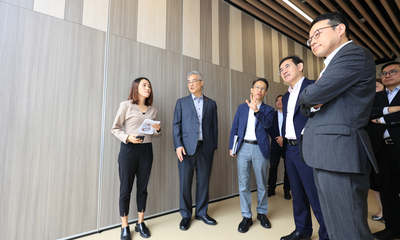 （備註6）房協主席凌嘉勤教授（左二）及行政總裁陳欽勉（右一），與發展局副局長林智文（右二）視察情況。