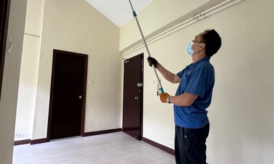 策誠軒物業管理團隊自創「換燈膽神器」，協助頂層住戶安全地更換斜頂天花燈膽，體現房協靈活創新的物業管理服務。