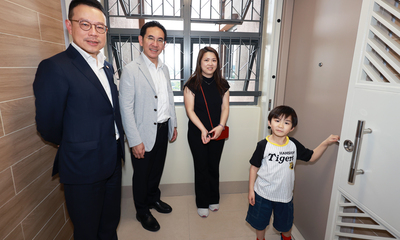 房協行政總裁陳欽勉(左一)與發展局副局長林智文(左二)一同恭賀「樂翹樓1座」首位住戶吳太(左三)新居入伙。