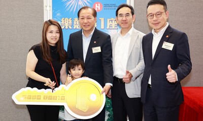 房協總監(物業管理)潘源舫(左二)將單位門匙送交予首位住戶(左一) 。