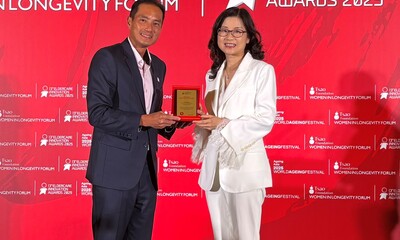 新加坡數碼發展及新聞部兼國家發展部高級政務部長陳杰豪(左) 代表大會嘉許房協社區及長者服務總監吳家雯博士(右)為「全球最具影響養老產業者」之一。