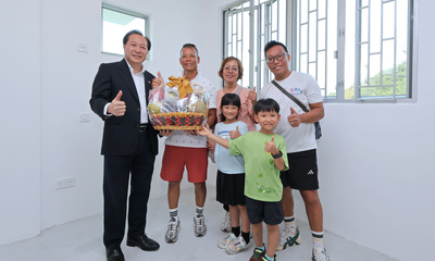 房協總監（物業管理）潘源舫 （左一）和鄭太（右二）一同參觀新單位，並恭賀其一家展開新生活。