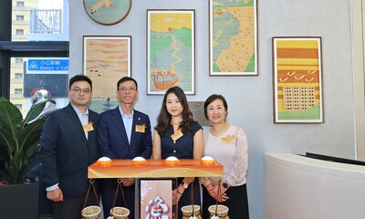 房協助理總監（物業管理）楊展鵬（左二）、企業傳訊總監梁綺蓮（右一），與署理南區民政事務專員陳芷羚（右二）及南區區議會發展規劃委員會主席梁進（左一），一同爲「漁映樓」大堂的《漁光竹映》藝術畫作揭幕。
