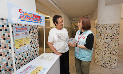 房協於屋邨派駐服務大使解答居民疑問。