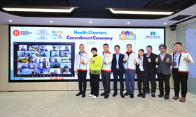 (由左至右) 房協助理總監（項目管理）黃偉業、職業安全健康局總幹事游雯、房協總監（項目策劃及管理）張冠華、職業安全健康局首席顧問楊冠全博士及房協總經理（技術統籌及支援）李嘉俊，與房協工程承建商代表(包括線上嘉賓)合照。