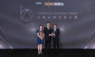 房協於Now財經台主辦的「企業品牌成就大獎」榮獲「優越工程項目管理大獎」，房協總監（項目策劃及管理）張冠華（中）及企業傳訊總監梁綺蓮（左）代表領獎。