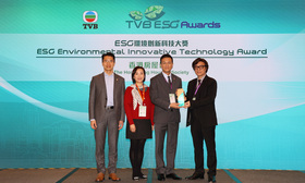 房協總監（項目策劃及管理）張冠華（右二）及企業傳訊總監梁綺蓮（左二）於TVB「環境、社會及管治大獎2025」頒獎禮上代表房協接受「ESG環境創新科技大獎」。