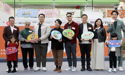 房协行政总裁陈钦勉（左一）及总经理（商业租务）吴瑞玲（右二），与「跨代『商』连・青年创业计划」的四间特色商户庆贺其新舖开张大吉。