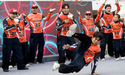 由房协辖下屋邨长者与青少年组成的跨代表演团队，以饶舌形式结合街舞元素演出《跨代舞动Rap情缘》。