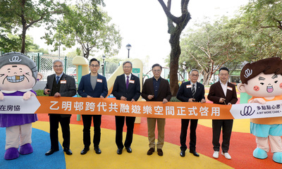 （由左至右）房协主席凌嘉勤教授、沙田民政事务专员余怀诚、香港理工大学校长滕锦光教授、律政司副司长张国钧博士、香港赛马会董事胡家骠及房协行政总裁陈钦勉。