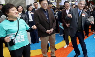 香港特別行政區政府律政司副司長張國鈞博士於乙明邨聆聽居民對跨代共融遊樂空間的意見。