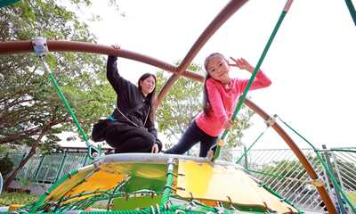 游乐空间设有适合不同年龄的健体设施，包括绳网阵、儿童弹跳床及健体充电单车，促进跨代连结和游乐互动。
