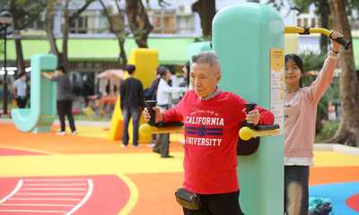 遊樂空間設有適合不同年齡的健體設施，包括繩網陣、兒童彈跳床及健體充電單車，促進跨代連結和遊樂互動。