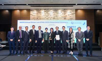 房協「駿發花園」獲頒香港設施管理學會「卓越設施管理獎（資助出售房屋項目組別）」最高殊榮的卓越大獎。房協行政總裁陳欽勉（右四）、總監（物業管理）潘源舫（右五）、助理總監（物業管理）楊展鵬（左四）等代表領獎。