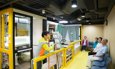 駿發花園內設有長者安居資源中心，推廣「長者友善家居」。