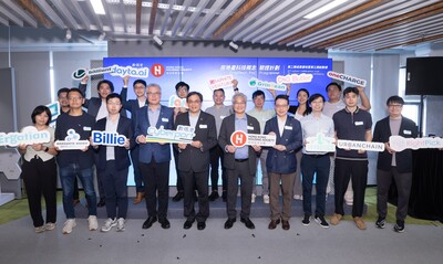 參與第二期「房地產科技概念驗證計劃」的十四間初創企業，與房協及
數碼港的管理層一同慶祝開發成果。
