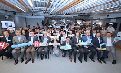 「房地產科技概念驗證計劃」的第二期及第三期初創企業與房協及數碼港的管理層在典禮上拍照留念。
