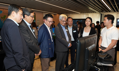 一眾出席嘉賓與初創企業交流，了解其創新方案及成果。