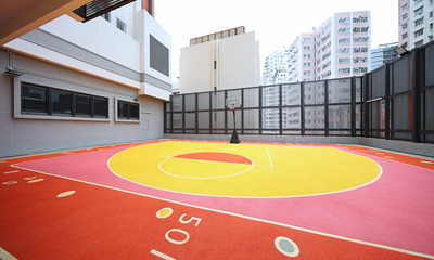「鴻鵠臺第一座」設有籃球場(半場)、可供輪椅使用者參與的康樂設施及長者健體設施，建立共融社區。