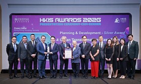 房协专用安置屋邨项目「乐岭都汇」荣获「香港测量师学会大奖2026」规划与发展组别银奖。房协主席凌嘉勤（左六）、行政总裁陈钦勉（左五）、总监（项目策划及管理）张冠华（左三）及助理总监（项目管理）黄伟业（右五）等代表领奖。