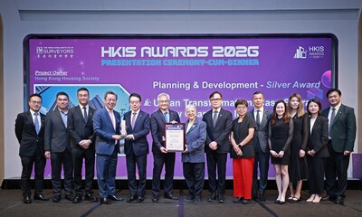 房協專用安置屋邨項目「樂嶺都匯」榮獲「香港測量師學會大獎2026」規劃與發展組別銀獎。房協主席凌嘉勤（左六）、行政總裁陳欽勉（左五）、總監（項目策劃及管理）張冠華（左三）及助理總監（項目管理）黃偉業（右五）等代表領獎。