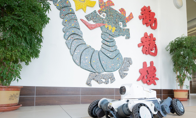 房協於出租屋邨「觀龍樓」實踐智慧屋邨管理，率先引入巡邏機械人。
