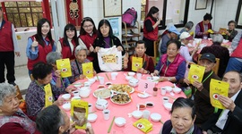 「房協愛心隊」的27位義工為來自「香港基督教女青年會」和「鐘聲慈善社」的長者舉行「愛心千歲宴」