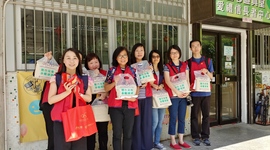 The HS Volunteer Team paid home visits and delivered rice to about 10 single elderly or elderly couples living in Lam Tin District to show care and concern for them.