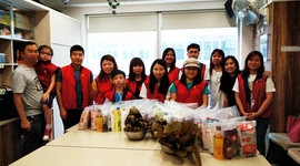 Housing Society Staff Volunteer Team joined hands with Hong Kong Women Foundation Limited Ho Kwok Pui Chun Neighbourhood Elderly Centre to host a rice dumpling distribution event. A workshop was held in which 14 participants prepared the dumplings and packed the gift bags for handing out to the elderly.