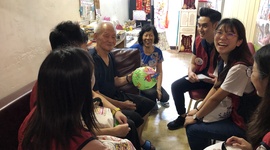 Members of HS Academy Alumni Club, together with staff of Housing Society, visited elderly residents at Kwun Lung Lau with DIY low-sugar mooncakes for celebration of the Mid-Autumn Festival.