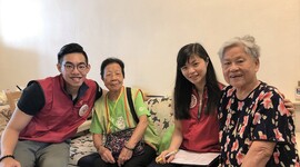 HS Academy Alumni Club visited singleton and doubleton elderly households at Ka Wai Chuen on the eve of Mid-Autumn Festival, bringing along with daily necessities and gift bags for the elderly residents.