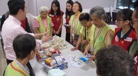 「房协奖学金同学会」于中秋节前夕到访家维邨，为独居及双老长者送上日用品及礼品包。